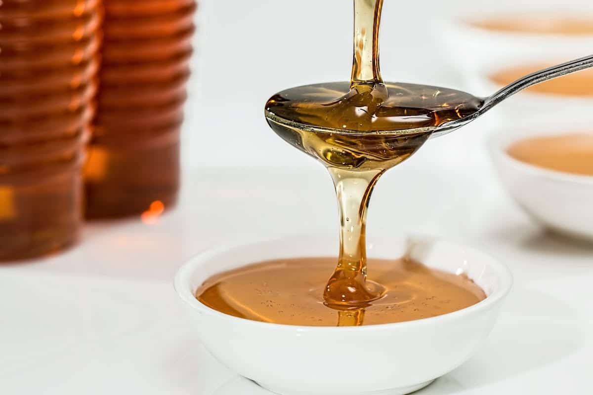 Mal de gorge : le miel, un remède naturel efficace ?